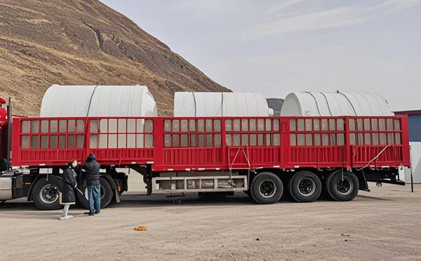 拉萨塑料桶装车完毕准备运输中