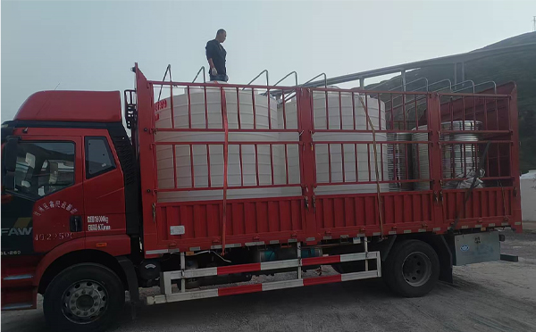 拉萨立式运输桶安排发货现场